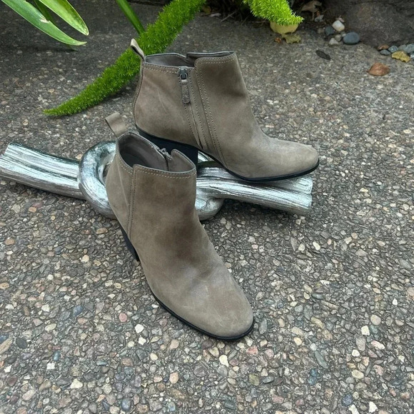 Cole Haan Women's Chesney Bootie Ankle Boot Shoes, Greystone Leather Size 9.5 - Picture 13 of 13